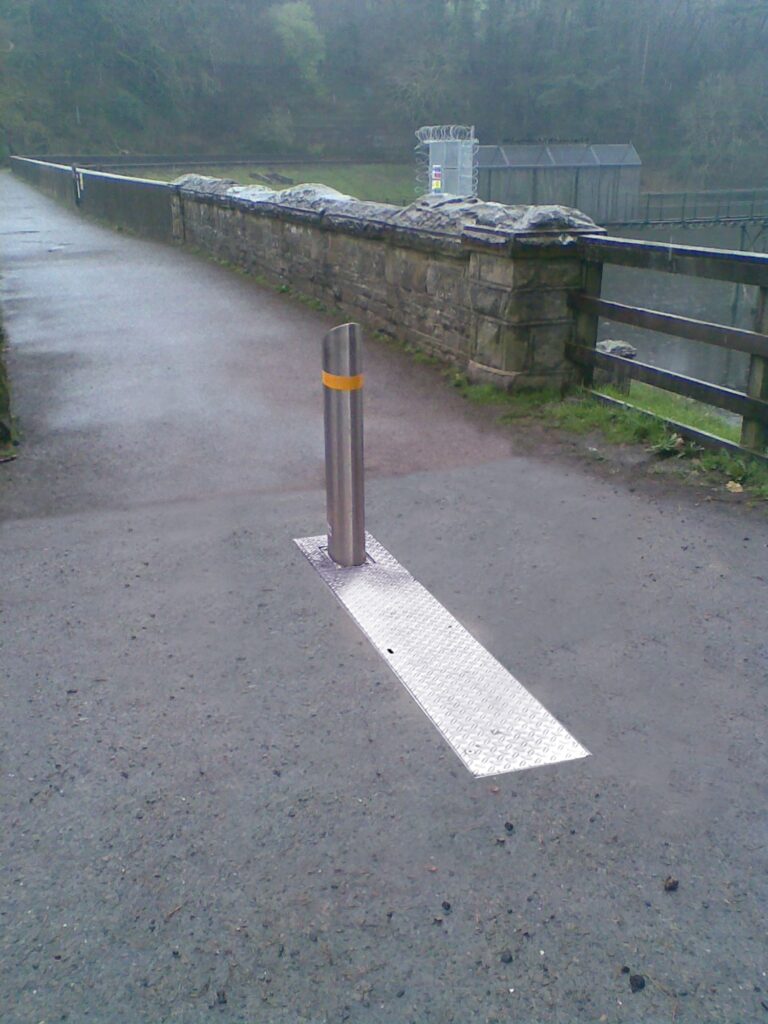 Singular bollard