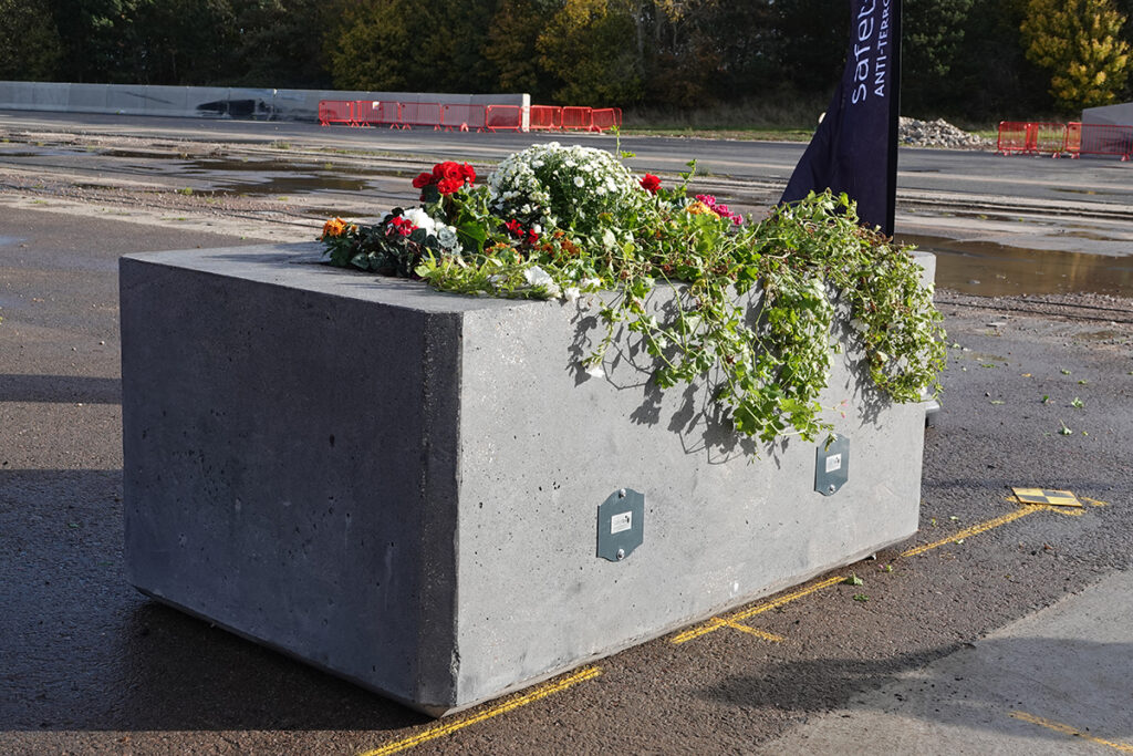 Side view of planter bollard