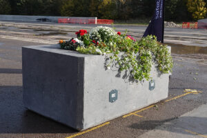 Side view of planter bollard